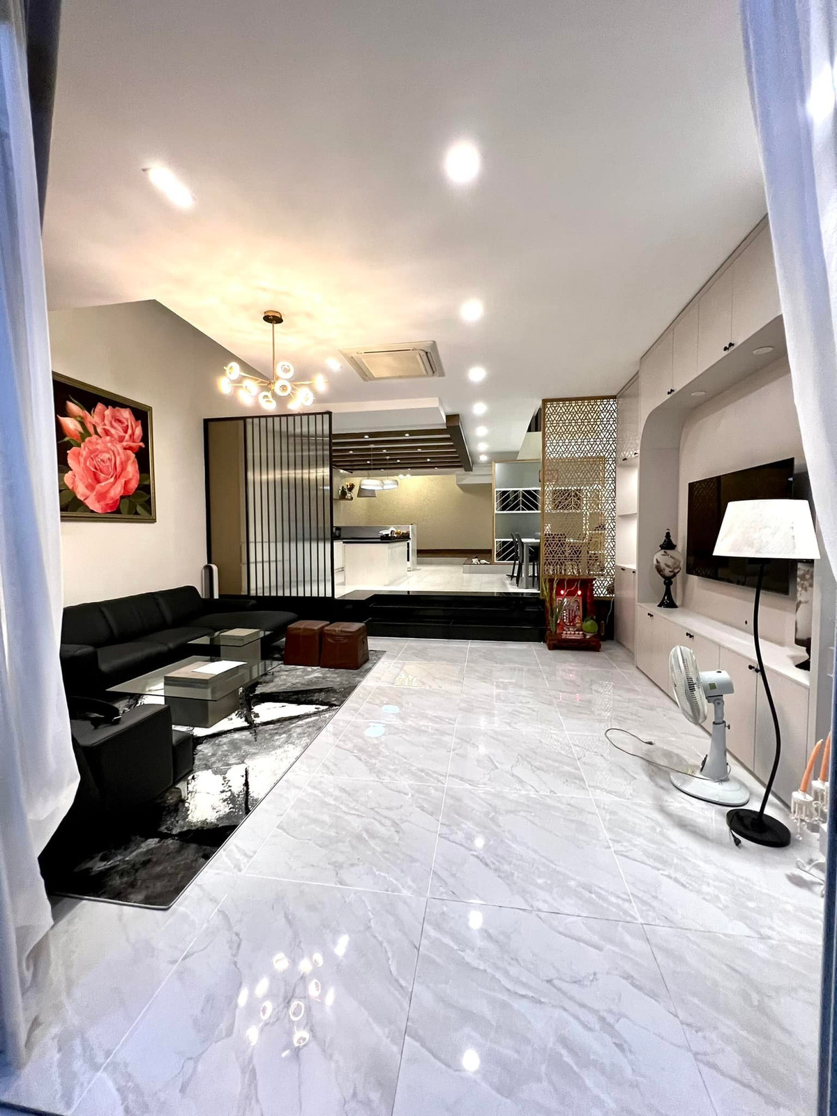 Sau hơn 10 năm hoạt động nghệ thuật, Hồ Quang Hiếu đã tích luỹ được khối tài sản đáng mơ ước. Nam ca sĩ sống trong căn biệt thự gần 23 tỷ ở quận Gò Vấp, TP HCM. Ảnh: FBNV