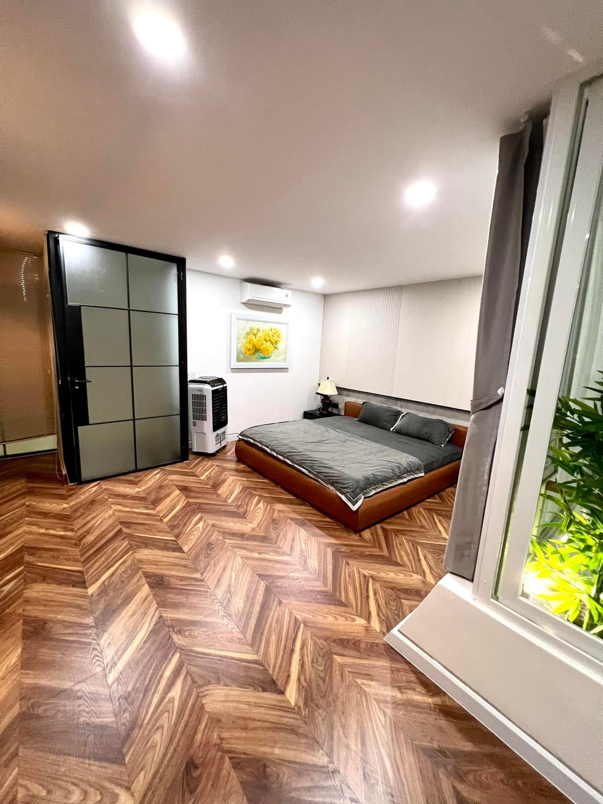 Phòng ngủ đơn giản mang đến cảm giác rộng rãi, thoáng đãng. Ảnh: FBNV