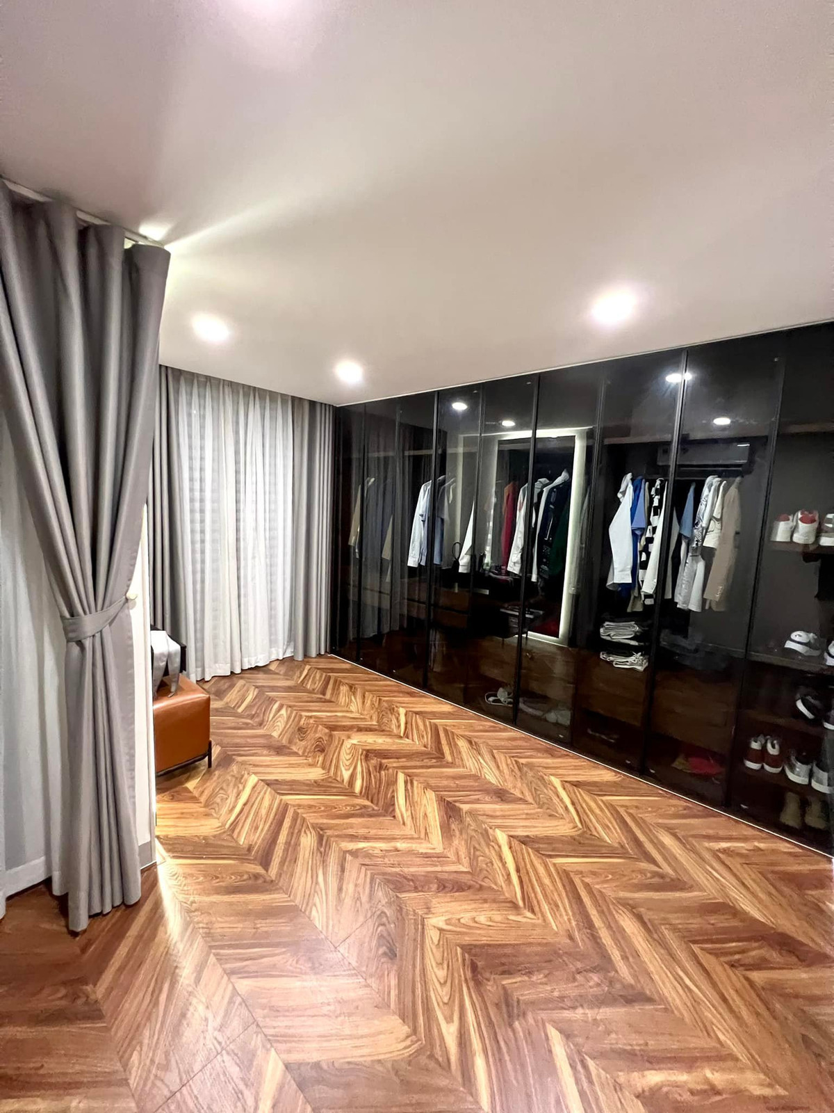 Khu vực riêng để quần áo, giày dép của Hồ Quang Hiếu. Ảnh: FBNV