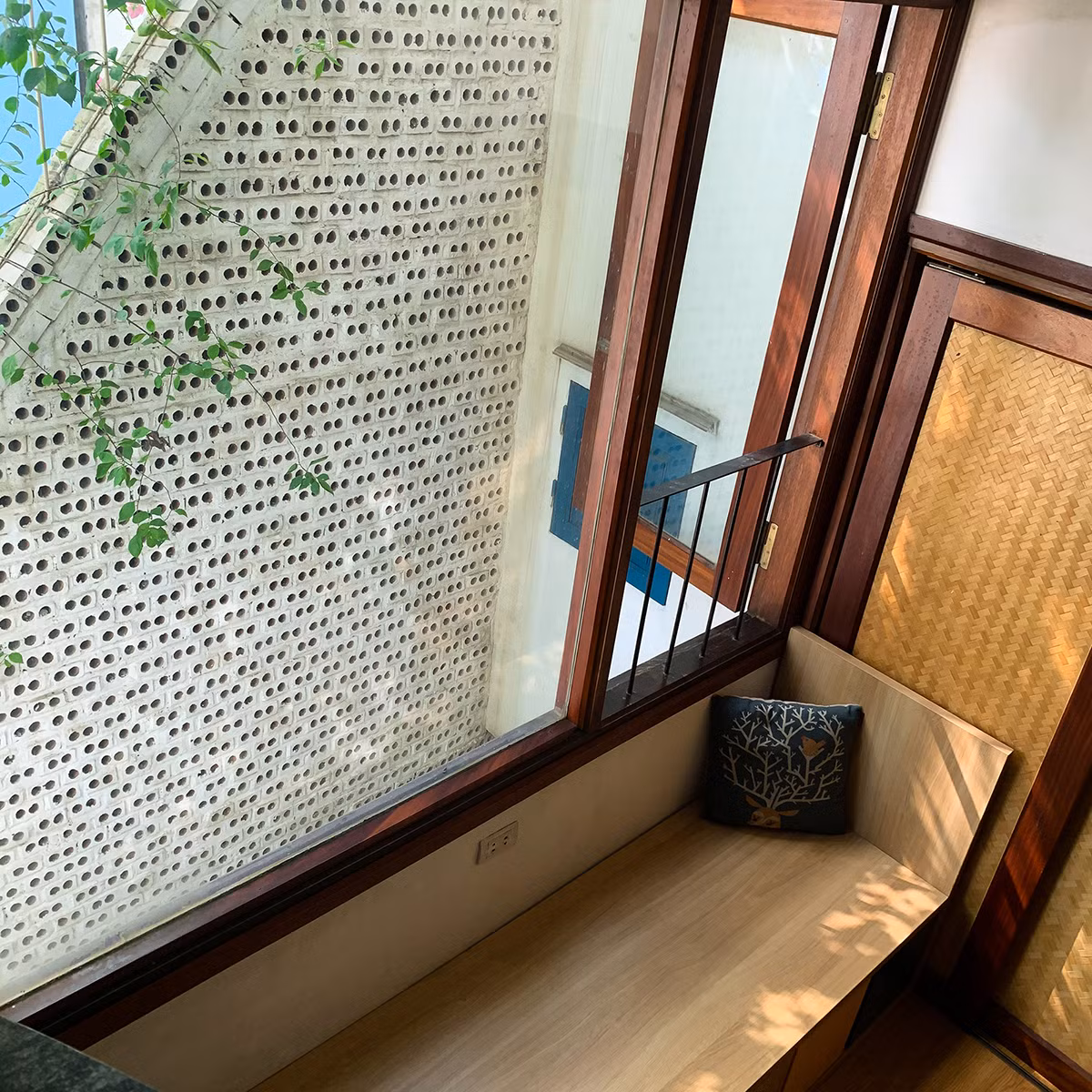 Không gian trống phía trước và sau có nhiệm vụ bảo vệ không gian ở trung tâm khỏi các tác động xấu từ thời tiết và môi trường, cũng như tăng tính riêng tư cho không gian bên trong. Không gian trung tâm là các chức năng sinh hoạt của gia đình.