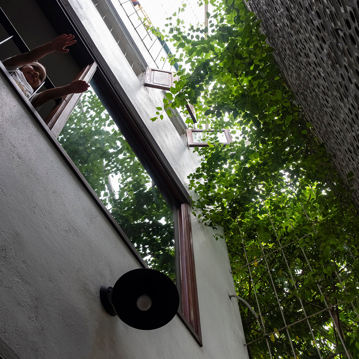 Căn nhà được hình thành với 2 lớp không gian chính gồm không gian trống phía ngoài và không gian chức năng ở trung tâm.