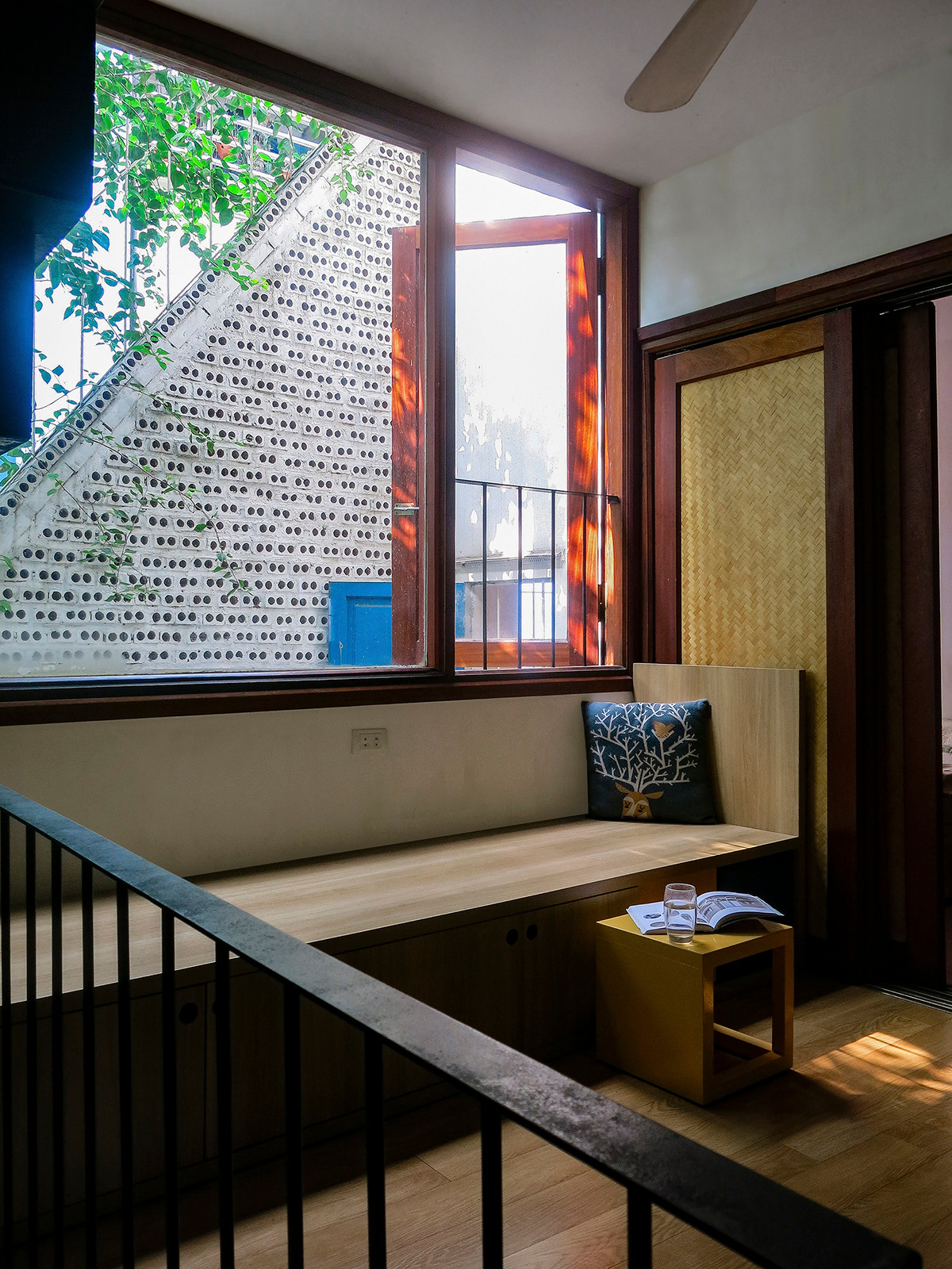 Nội thất được thiết kế tối giản và đa chức năng nhất có thể để tối đa diện tích. Nguồn ảnh: NH+A architects