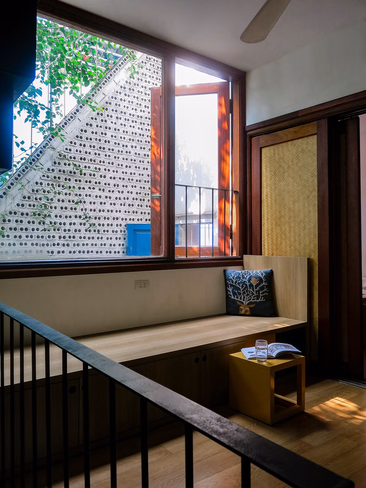 Nội thất được thiết kế tối giản và đa chức năng nhất có thể để tối đa diện tích. Nguồn ảnh: NH+A architects