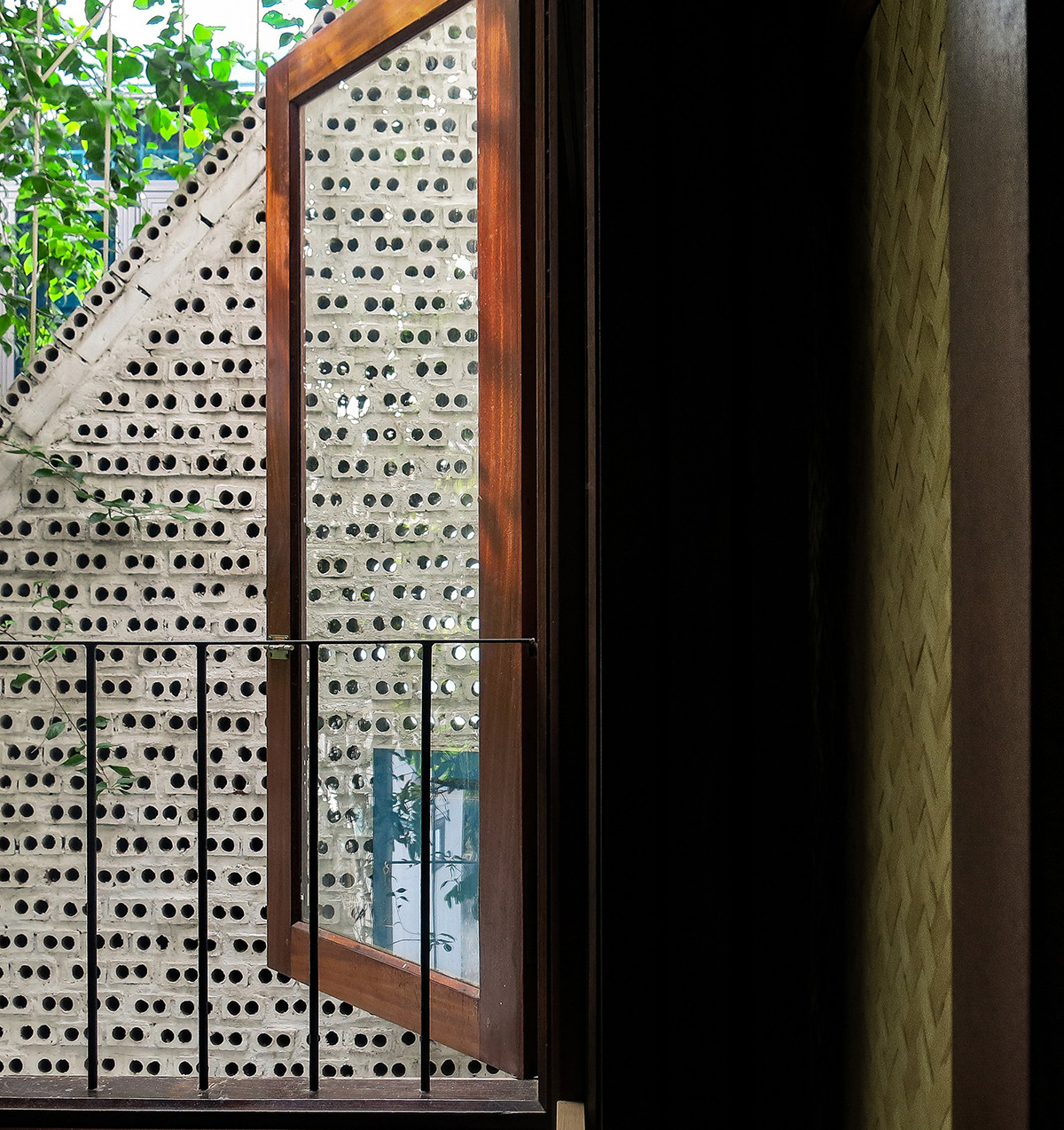 Để tăng tính linh hoạt cho không gian nội thất, nhóm thiết kế sử dụng hệ thống cửa gỗ trượt giữa các không gian chức năng tầng 2.