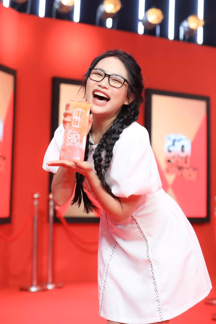 Bên cạnh đó, Phương Mỹ Chi từng tổ chức liveshow riêng, quảng cáo cho nhiều nhãn hàng, tham gia nhiều chương trình truyền hình.