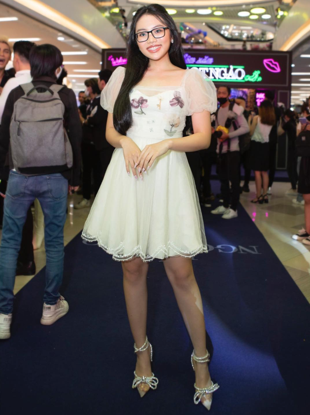 Tham dự một event ra mắt phim, Phương Mỹ Chi phối váy công chúa với đôi giày cao gót Mach&amp;Mach, có giá khoảng 30 triệu đồng. Ảnh: Ngoisao