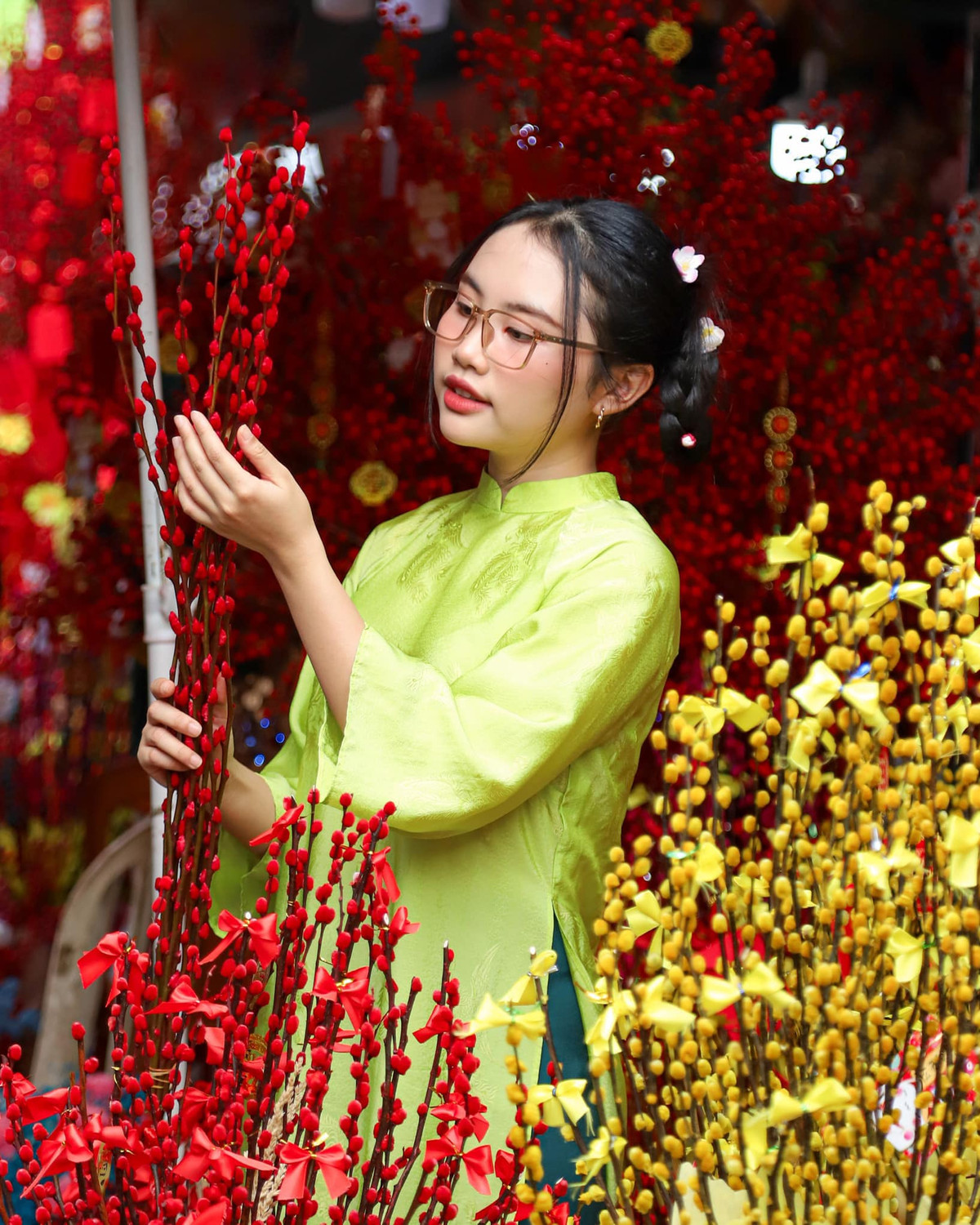 Đến năm 19 tuổi, Phương Mỹ Chi đã có thể mở cửa hàng cho mẹ ruột.