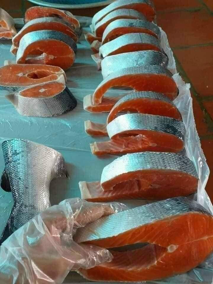 Cá hồi tươi có ăn được món sashimi, trong khi đó hàng đông lạnh không thể làm được. Ảnh: Facebook