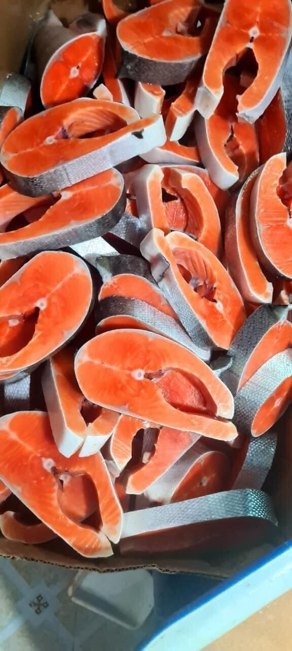 Nói về hàng đông lạnh và hàng tươi, chủ một đại lý bán cá hồi nhập khẩu cho biết, chất lượng có sự khác nhau. Ảnh: Facebook