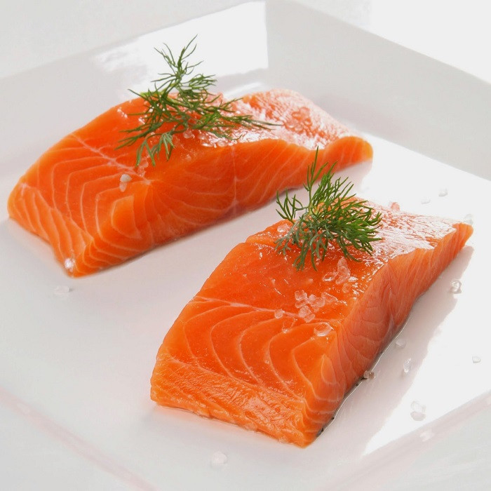 Cá hồi được xem là món hải sản dành cho nhà giàu bởi giá bán rất đắt. Đặc biệt, cá hồi Na Uy nhập khẩu có giá lên tới hơn 600.000 đồng/kg. Ảnh: Haisanphuongnam