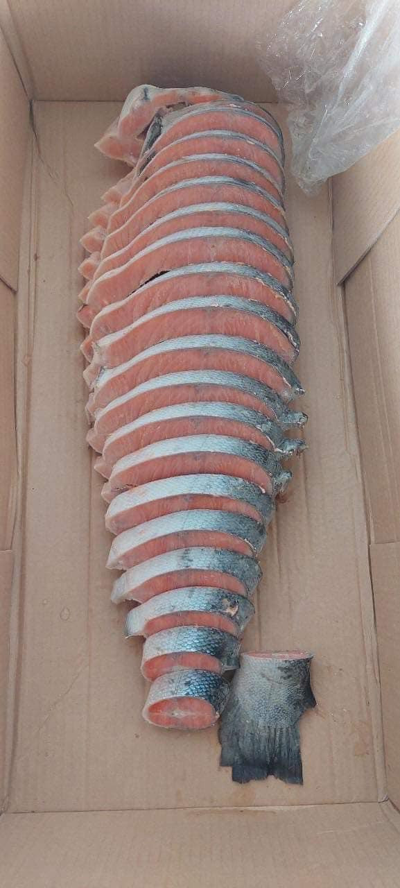 Tuy nhiên, cá hồi giá rẻ này là hàng đông lạnh, không phải hàng tươi. Ảnh: Facebook