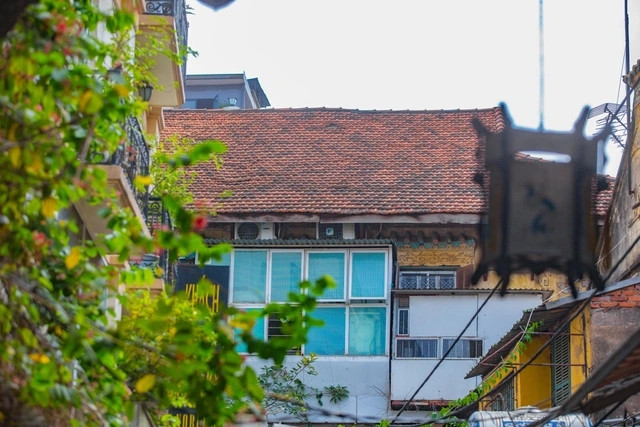 Toàn bộ công trình rộng hơn 1.000 m2, bao gồm 3 công trình lớn, khu vực nhà ở nằm ở chính giữa và 2 bên tả - hữu được sử dụng làm phòng khách. Ảnh: Dân trí