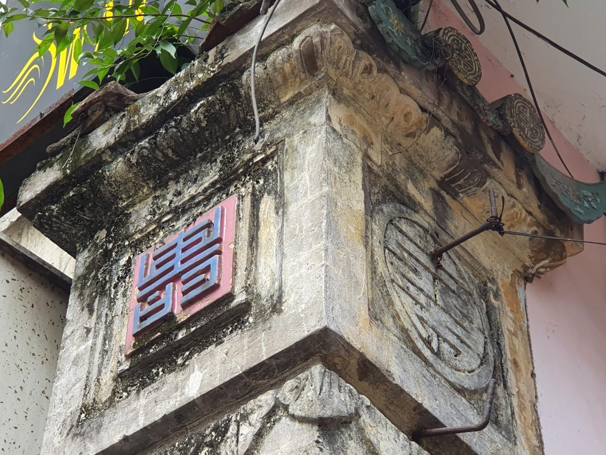 Các họa tiết, hoa văn trên cổng biệt thự đã nhuốm màu thời gian. Ảnh: Daidoanket