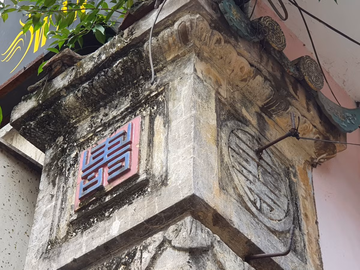 Các họa tiết, hoa văn trên cổng biệt thự đã nhuốm màu thời gian. Ảnh: Daidoanket