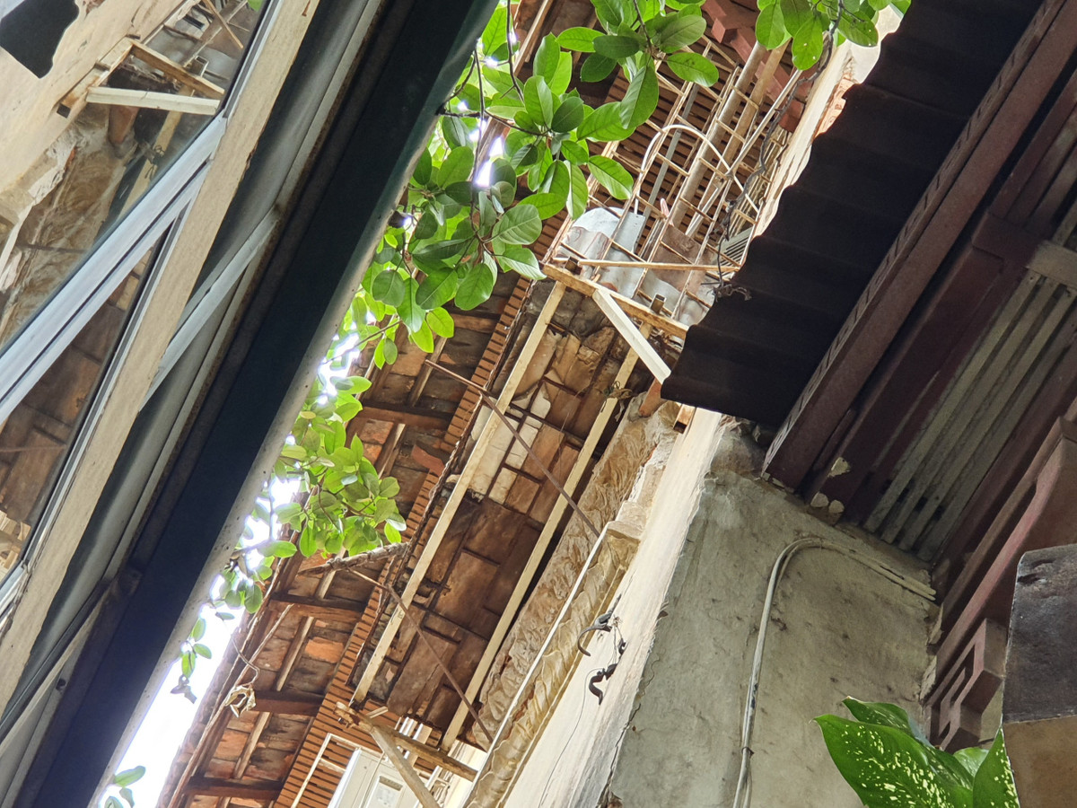 Hiện tại, bên trong công trình có tới gần 20 hộ dân cùng sinh sống dẫn đến nhiều bất tiện trong đời sống sinh hoạt. Ảnh: Đaioanket