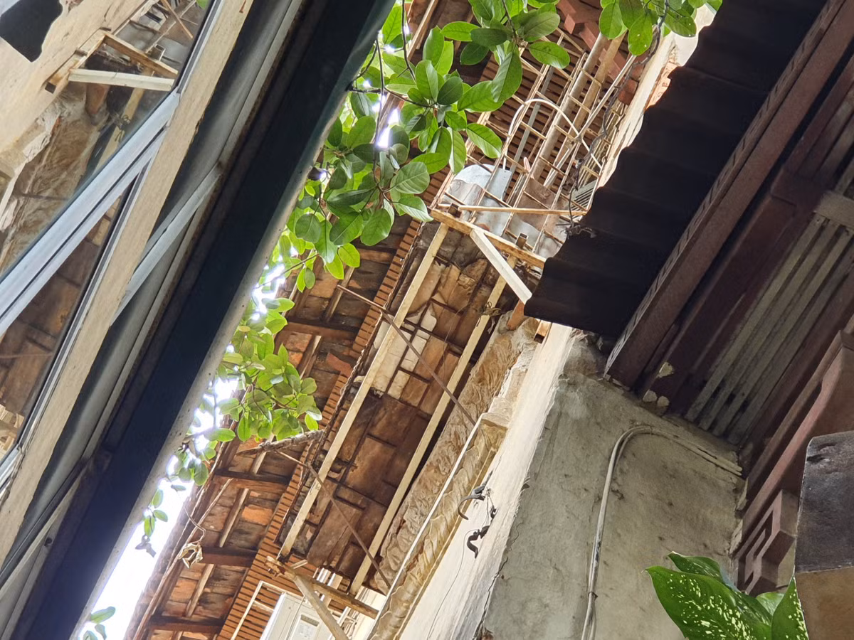 Hiện tại, bên trong công trình có tới gần 20 hộ dân cùng sinh sống dẫn đến nhiều bất tiện trong đời sống sinh hoạt. Ảnh: Đaioanket