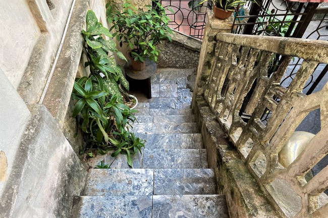 Gạch ốp sàn vẫn giữ nguyên bản với niên đại hàng trăm năm tuổi. Ảnh: Dân Việt