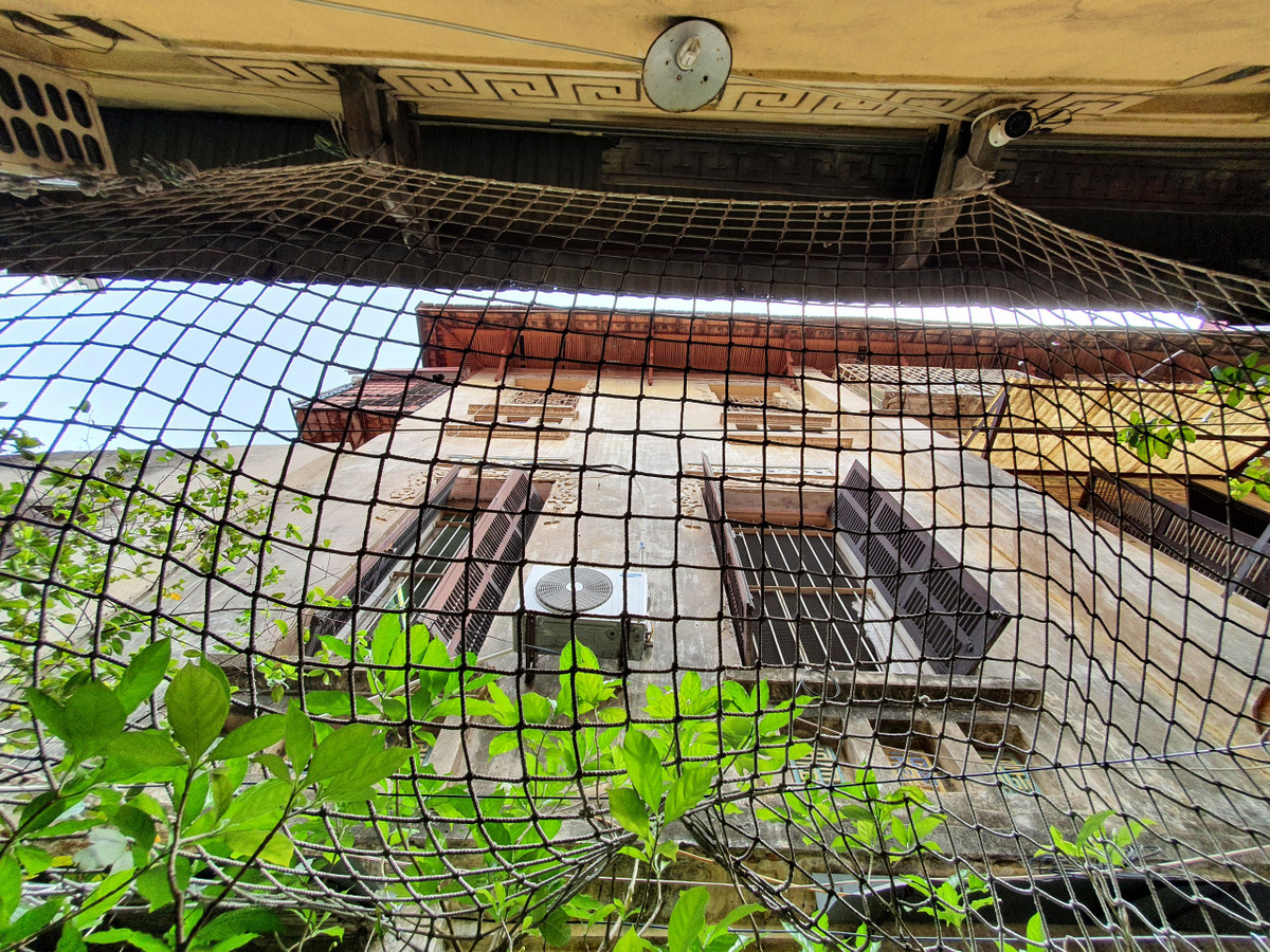 Vì vậy, các hộ dân đã cơi nới, sửa chữa lại các hạng mục bên trong ngôi nhà. Điều này khiến cho kiến trúc căn biệt thự cổ bị thay đổi. Ảnh: Đaioanket