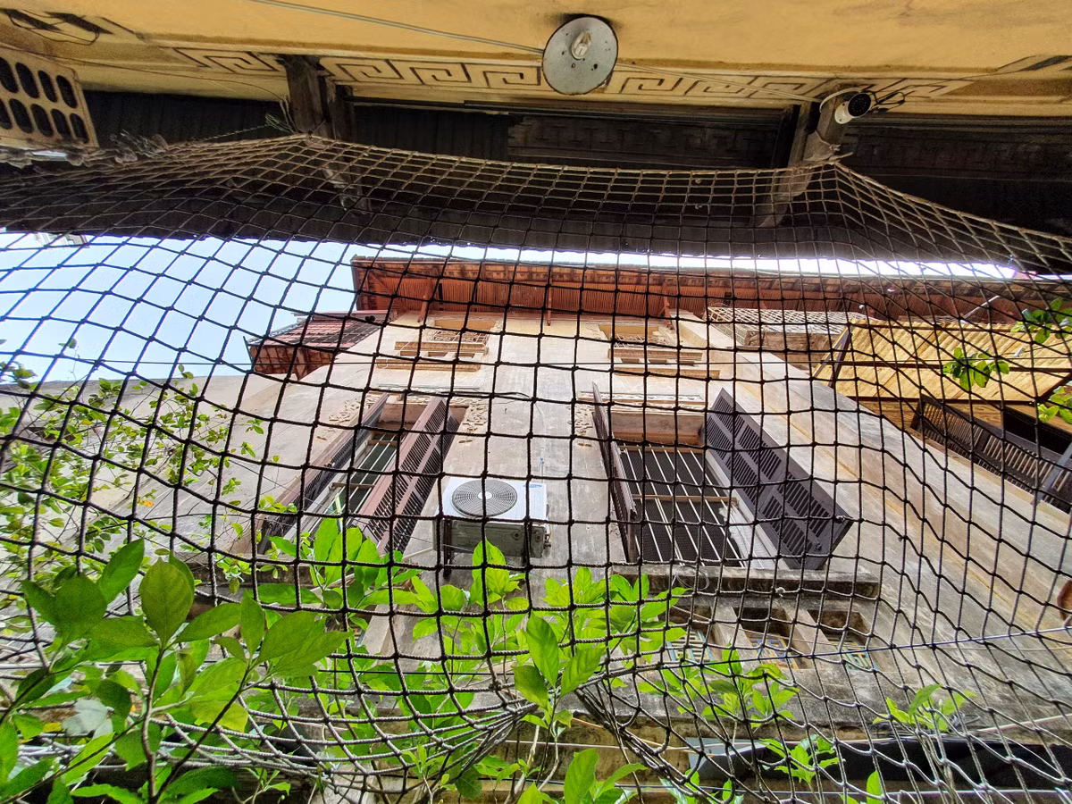 Vì vậy, các hộ dân đã cơi nới, sửa chữa lại các hạng mục bên trong ngôi nhà. Điều này khiến cho kiến trúc căn biệt thự cổ bị thay đổi. Ảnh: Đaioanket