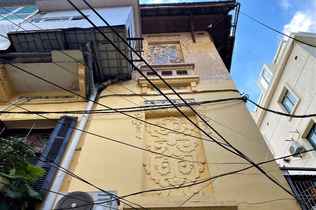 Các chi tiết trang trí trên tường được chạm khắc tinh tế, độc đáo. Ảnh: Dân Việt