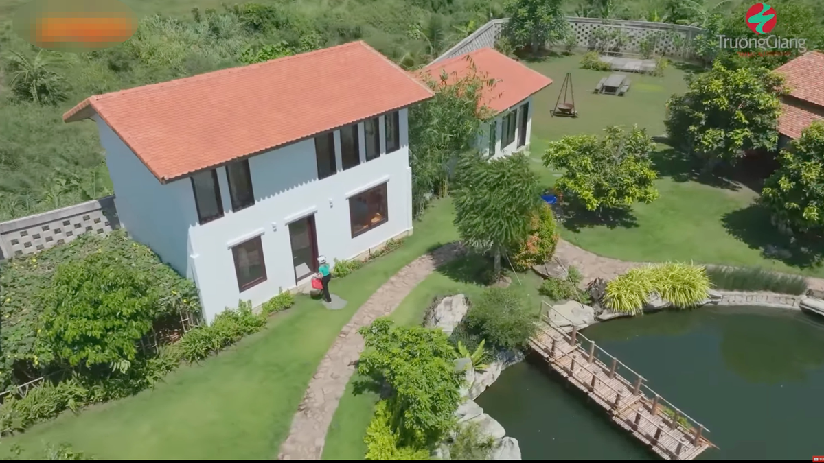 Biệt thự của vợ chồng Trường Giang - Nhã Phương thiết kế theo kiểu sân vườn, mang hơi hướng hòa hợp với thiên nhiên. Ảnh chụp màn hình