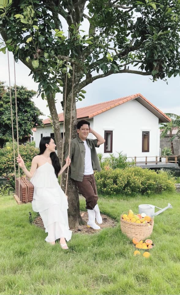 Không gian sân vườn rộng lớn được nam danh hài trồng đủ các loại cây trái và rau xanh. Ảnh: FBNV