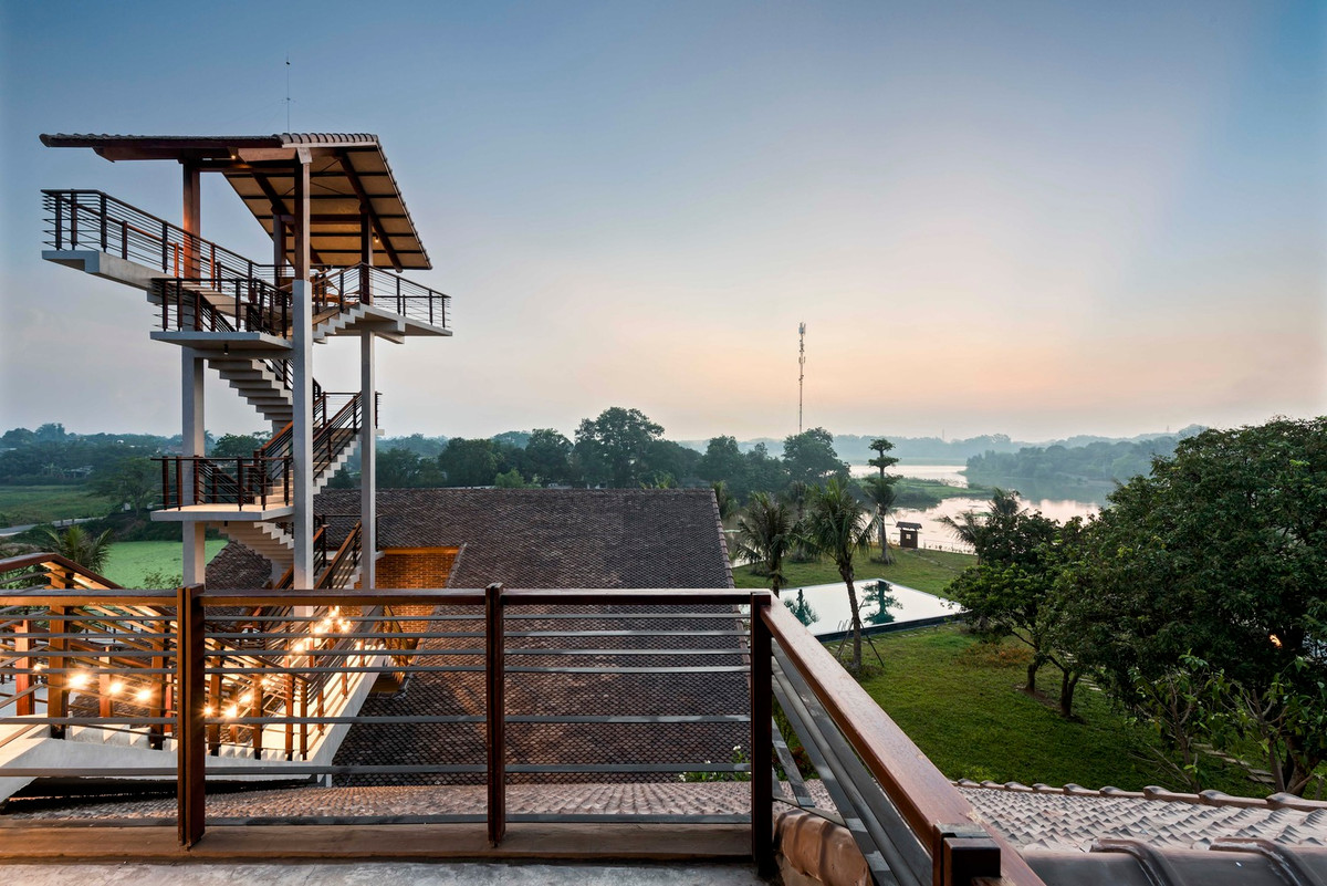 Trong nhà có nhiều không gian để thư giãn như hiên, ban công, mái nhà, tháp chuông và hồ bơi...