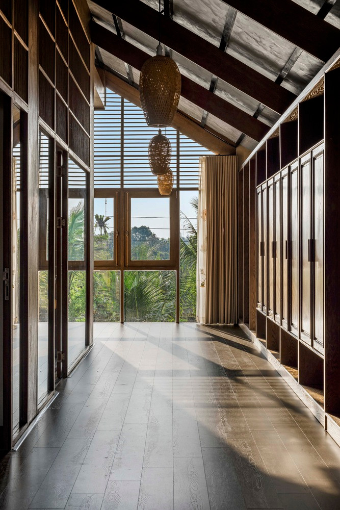 Tòa nhà sử dụng các hệ thống cột để nâng toàn bộ không gian lên khỏi mặt đất, tạo điều kiện thoát nước bề mặt tự nhiên.