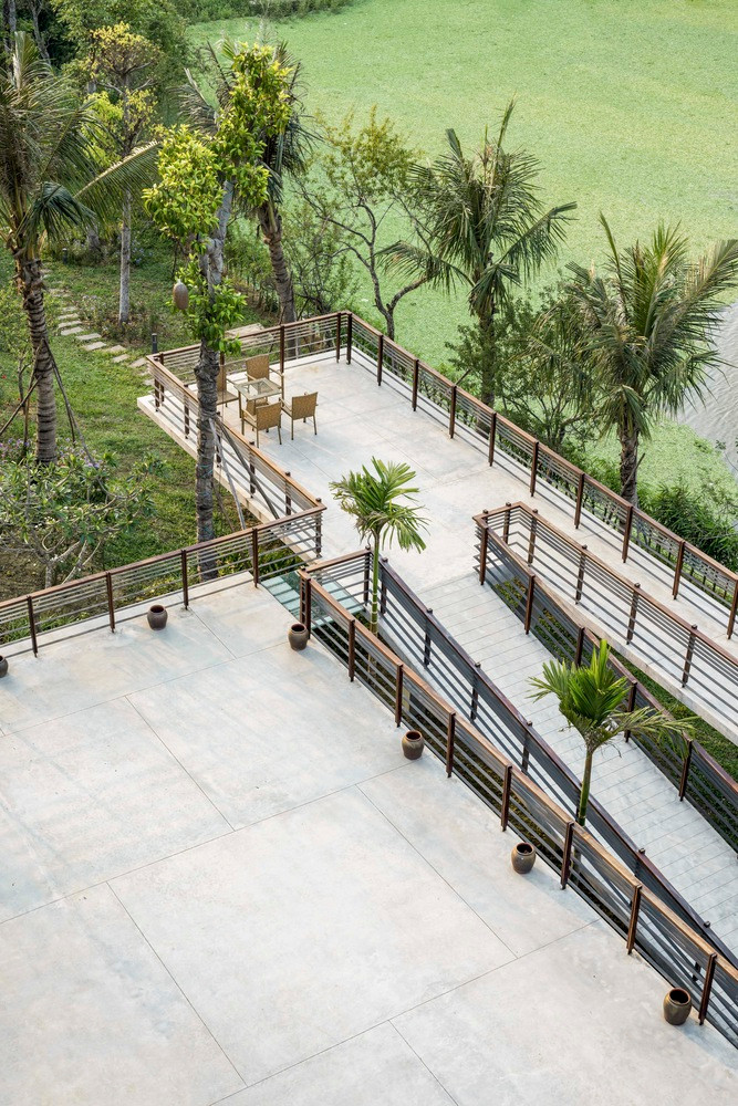 Theo lối kiến trúc truyền thống Việt Nam, phía trước ngôi nhà ba gian là một khoảng sân rộng, kèm theo đó là một gian nhà phụ (thường gọi là nhà ngang).