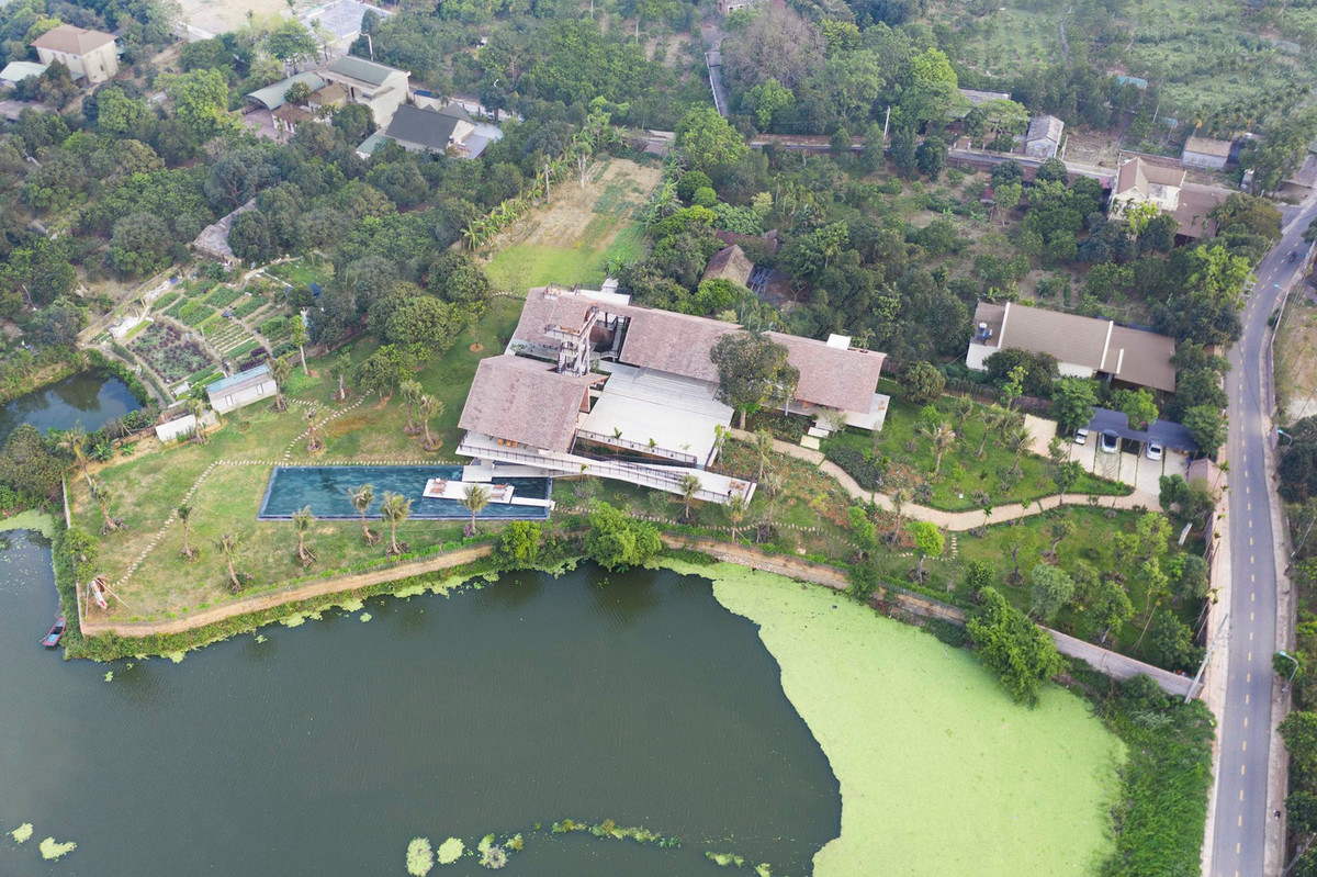 Khối nhà chính gồm ba gian lớn nối với nhau bằng hệ thống mái lớn. Hai bên là hai dãy nhà gồm phòng khách, phòng ăn và các phòng ngủ, tượng trưng cho gian thờ và hai gian phụ để ở.