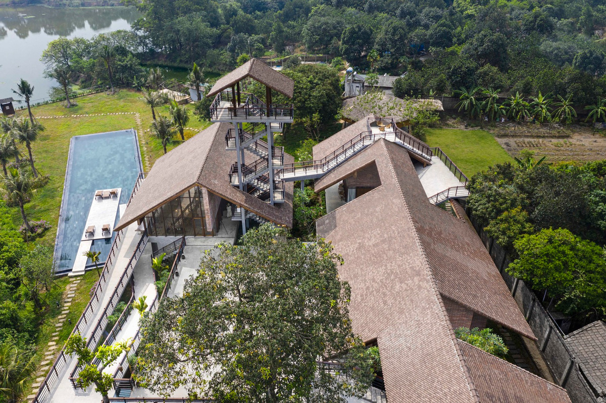 Nằm ở ngoại ô Hà Nội, ngôi nhà nổi bật với một tòa nhà truyền thống Việt Nam cổ kính mang khái niệm kiến trúc hiện đại.