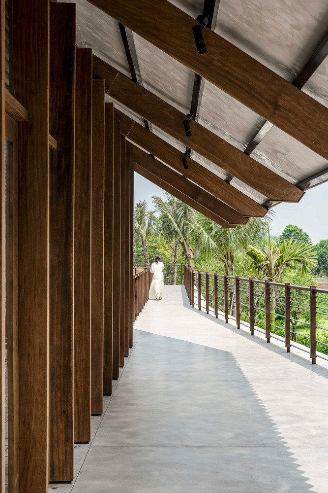 Hành lang kết nối các khu vực khác nhau trong tòa nhà mang đến những lối đi thú vị.