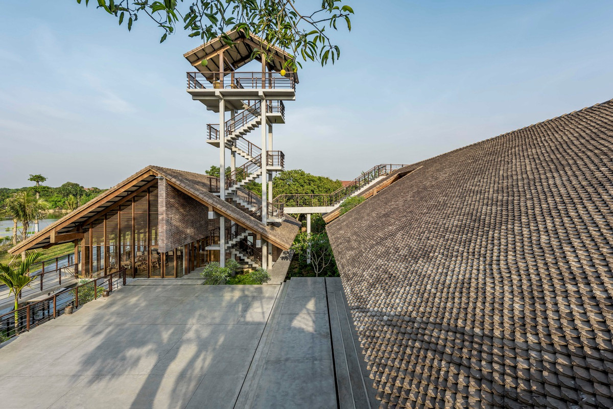 Các cây ăn quả lớn có trong khu vực được lồng ghép một cách khéo léo vào thiết kế, hòa quyện với không gian mái ngói, sân hiên, ban công và cây thông.