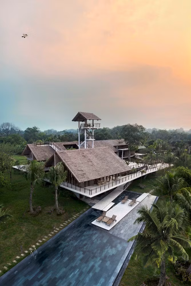 Các cây lớn khác, chủ yếu là cây ăn quả và hoa bản địa, được kết hợp để tối đa hóa tầm nhìn ra hồ và không gian xanh.