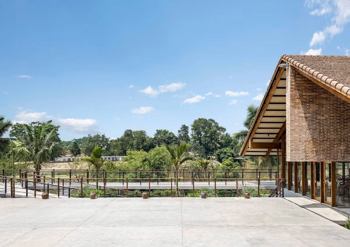 Cách bố trí của căn nhà mang đến không gian sống rộng rãi. Giữa tòa nhà là khoảng sân rộng, liền kề khu bếp và phòng ăn.