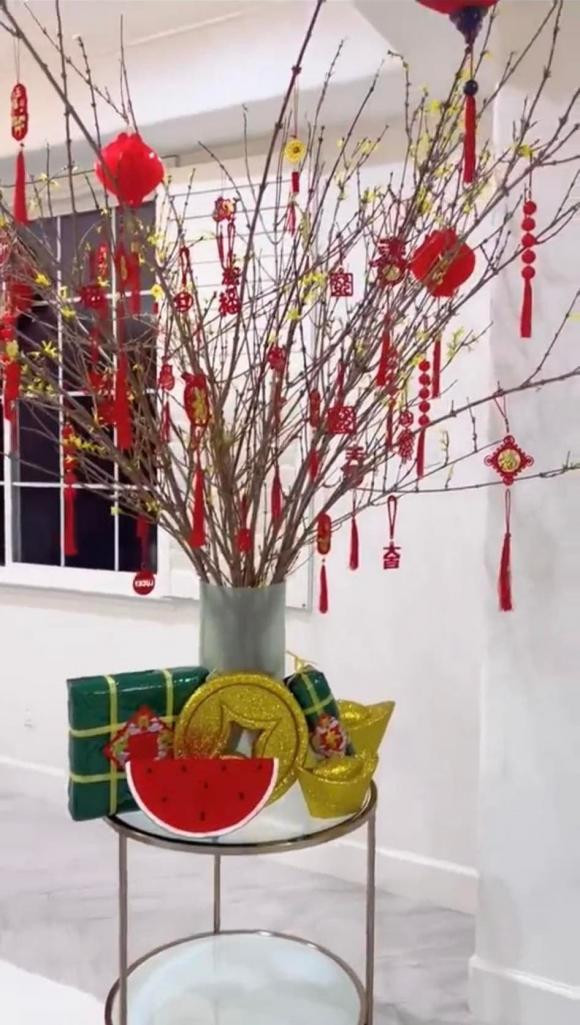 Nàng hậu bày trí nhiều hoa mai kèm lồng đèn trong nhà.