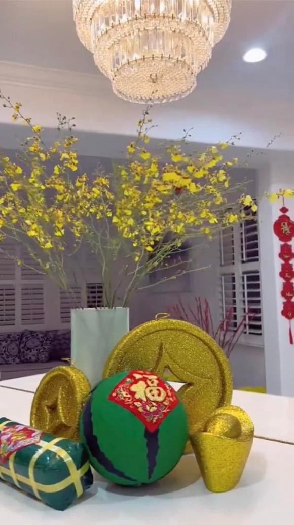 Trên bàn, Phạm Hương cũng đặt trái dưa hấu và bánh Tét.