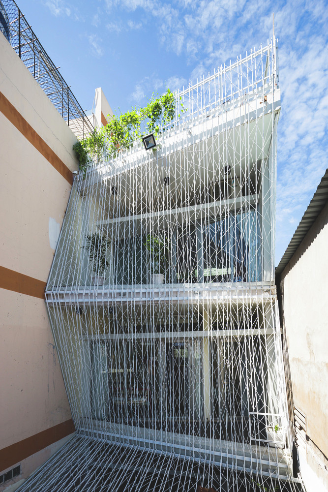 Gia chủ mong muốn căn nhà có nhiều ánh sáng và thông gió tốt để tiết kiệm điện năng. Vì thế, một tỷ lệ lớn mặt tiền bên ngoài được dành cho các khe hở để gió thổi qua.