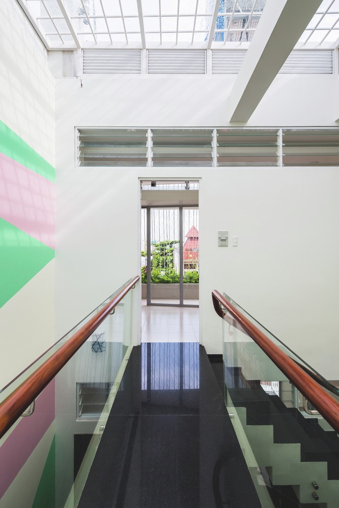 Các cửa sổ mái hắt có thể đóng lại nếu cần thiết để điều hòa không khí. Tuy nhiên, trên thực tế, hiếm khi cần điều hòa không khí và gió luôn di chuyển khắp nhà.