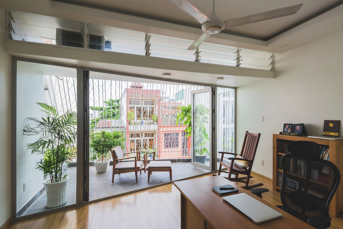 Nhà có cửa sổ kính chớp ở đỉnh của tất cả các bức tường chéo bên ngoài và bên trong để thông gió khắp nhà cũng như lên cầu thang mở.