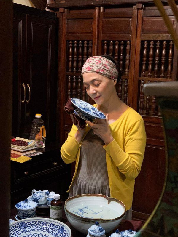 Nữ nghệ sĩ dành nhiều thời gian chăm chút cho ban thờ tổ tiên. Ảnh: Vietnamnet