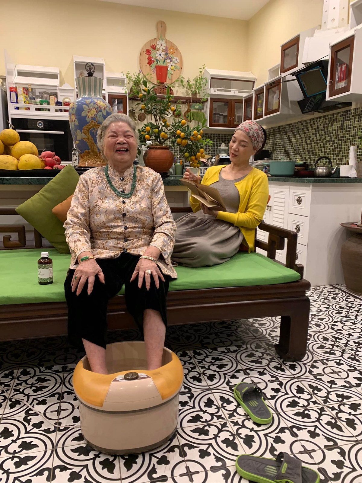 Không gian tầng 1 được thiết kế như nhà ống thông thường nhưng rất thoáng đãng. Ảnh: Công lý &amp; Xã hội