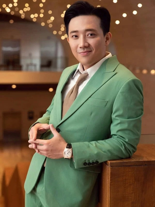 Nam MC cũng từng khoe chiếc Franck Muller Crazy Hours vàng hồng nạm kim cương trị giá hơn 500 triệu đồng. Ảnh: FBNV