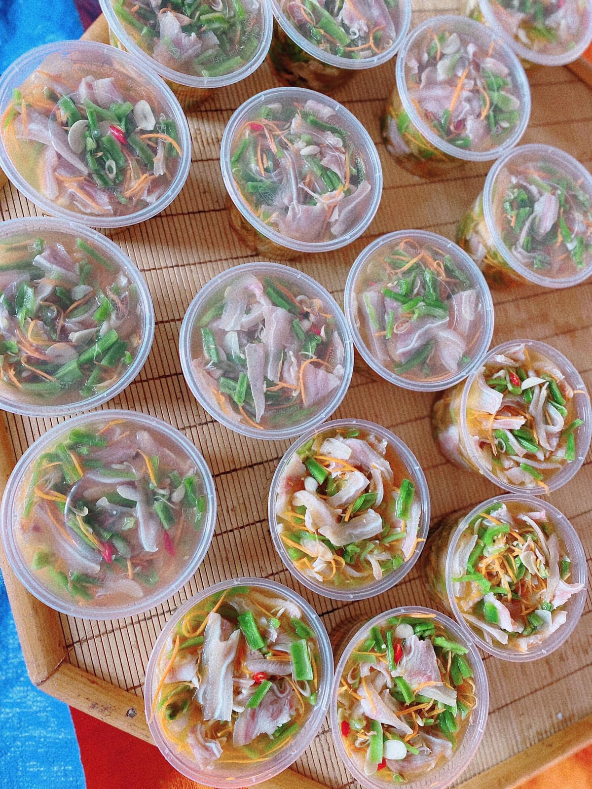 Trên chợ mạng, nhiều tiểu thương rao bán gân bò muối rau tiến vua hay tai heo rau tiến vua ngâm chua ngọt... Mỗi hộp có giá từ 60.000 - 80.000 đồng nên khá hút khách. Ảnh: Facebook