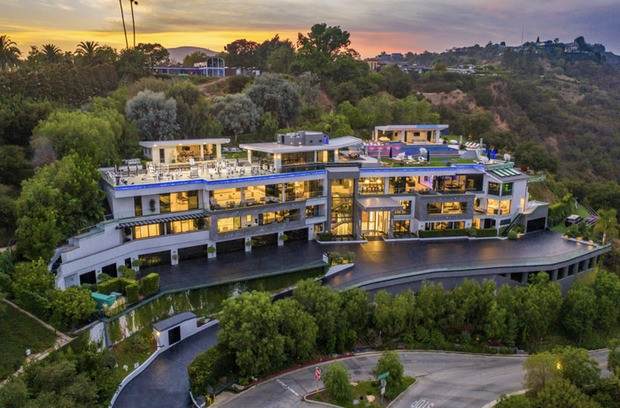 Tháng 5/2019, Dan Bilzerian thuê căn biệt thự có 1-0-2 ở Los Angeles. Biệt thự nằm trên sườn đồi có tổng cộng 12 phòng ngủ, 25 phòng vệ sinh, 1 bể bơi ngoài trời...Ảnh: Luxury Architecture