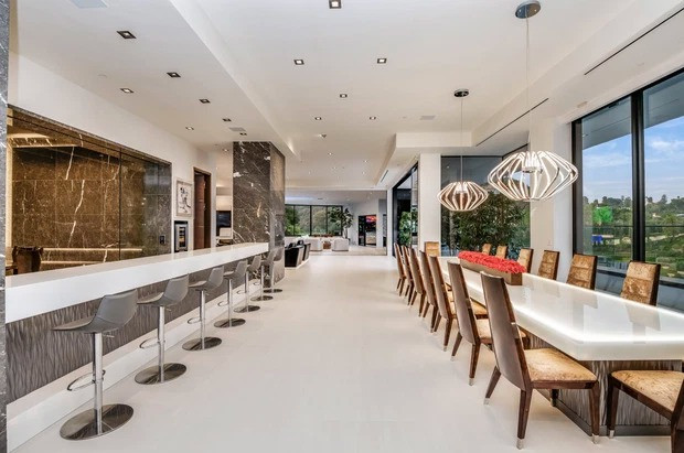 Tại đây, Dan thuê tới 5 đầu bếp và 10 người phục vụ. Ảnh: Luxury Architecture