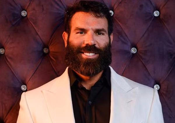 Suốt nhiều năm qua, Dan Bilzerian luôn là một trong những nhân vật gây tò mò nhất trên mạng xã hội. Cuộc đời của tỷ phú này được tóm gọn trong 2 chữ "ngông cuồng". Ảnh: Instagram