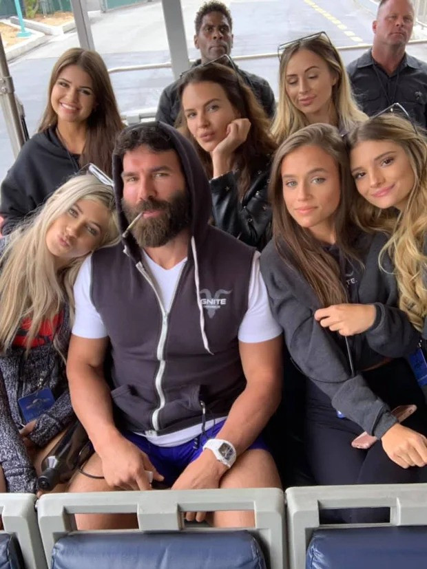 Dan Bilzerian tự nhận mình có niềm đam mê đặc biệt với phụ nữ, đương nhiên phải là phụ nữ đẹp. Tỷ phú người Mỹ tiết lộ có thời điểm anh từng hẹn hò và qua đêm với 17 cô gái, sau đó thay mới. Ảnh: Instagram