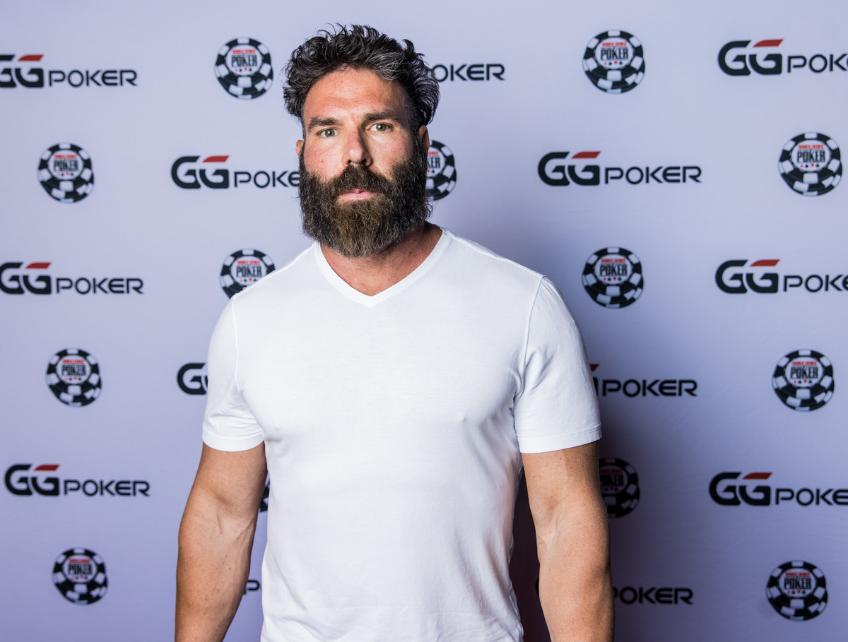 Dan Bilzerian sinh năm 1980 tại Florida (Mỹ) từng được mệnh danh là "Vua Instagram" với hơn 32 triệu người theo dõi. Dan được biết đến nhiều nhất với vai trò tay chơi poker chuyên nghiệp, diễn viên và tỷ phú ăn chơi "khét" tiếng. Ảnh: PokerNews
