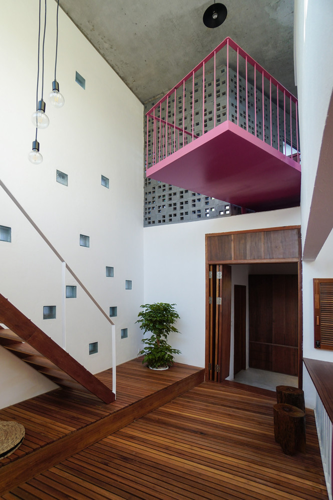 Lấy cảm hứng từ gấp giấy Origami của Nhật Bản, kiến trúc sư gấp và kéo các không gian chức năng về gần với không gian cốt lõi ở giữa nhà phố.